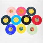 MÚSICA, dez (10) discos em vinil, alguns coloridos, todos com músicas infantis: 4 CARROUSSELL com direção de Paulo Tapajós; 1 CARROUSSELL com direção de Cláudio Santoro; 2 DISQUINHO; 1 Conto de Fada; 1 CBS; 1 Golden Records, todos usados e não testados, vide foto.