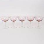 MURANO, cinco (5) tacas de pé alto para champanhe ou espumante, confeccionadas em vidro soprado na técnica dos Grandes Mestres Vidreiros de Murano, bojo com leve toque rosa, fuste em torçaide e base em bolacha, medindo 12 cm altura, vide foto.