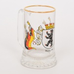 CRISTAL, uma (1) caneca, incolor e translúcida, moldada, fundo em dália, ornamentação policromada com brasão de armas da cidade de Berlim, borda com arremates a ouro, sem marca de manufatura aparente, ideal para coleção de bar, medindo 12 cm altura, vide foto.