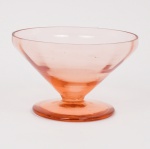 VIDRO, uma (1) taça grande obcônica de pé baixo, tonalidade salmão, translúcida, bojo ligeiramente canelado na vertical, base em bolacha, medindo 13,5 cm diâmetro e 9 cm altura, vide foto.