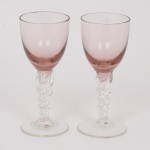 MURANO, duas (2) tacas de pé alto para licor, confeccionadas em vidro soprado na técnica dos Grandes Mestres Vidreiros de Murano, bojo com leve toque rosa, fuste em torçaide e base em bolacha, medindo 9,5 cm altura, vide foto.