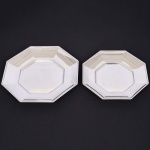 AÇO INOX, duas (2) fruteiras baixas, octogonais de tamanhos distintos, confeccionadas na técnica de estamparia mecanizada, sem marca de manufatura aparente, este modelo costuma ser produzido pela MERIDIONAL, medindo 29 x 29 cm e 25 x 25 cm, vide foto.