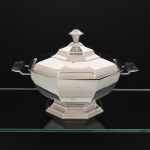 AÇO INOX, uma (1) terrina de pé baixo com tampa, octogonal, marca MERIDIONAL,  confeccionada na técnica de estamparia mecanizada, medindo 19 cm altura e 21,5 x 21,5 cm mais as alças, vide foto.