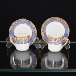 PORCELANA JAPONESA, par (2) xícaras de café, marca NORITAKE (1858 - Japão assinou o Tratado de Amizade e Comércio com os EUA, Holanda, Rússia, Reino Unido e França; 1867 fim do Shogunato e início da era Meiji; 1876 - Morimura-Kumi formada em Tóquio para exportação Os Morimuras & The Okuras unidos, a Companhia Hinode se estabelece na cidade de Nova York para o varejo; 1879 - A Companhia Hinode fecha. Morimura Bros & Co., se estabelece em Nova York; 1880 - Hiroses juntou-se a Morimura-Kumi em Tóquio; 1882 - Morimura Bros & Co., decidiu ser o atacadista; 1884 Morimura-Kumi subcontrata atelieres de decoração em porcelana nas cidades de Tokyo, Nagoya e Kyoto; 1918 - Morimura-Kumi é reorganizada como Morimura Bros, Inc.; 1921 - Morimura Bros de New York é incorporada a Morimura Bros, Inc. De Tokyo; 1947 - Noritake Co., Inc. com sede em Nova York; 1981 - Nome japonês da Companhia alterado para Noritake Co. Limited), ornamentação floral policromada, barrado na tonalidade azul, arremates a ouro, ideal para coleção de cristaleira, vide foto.