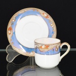PORCELANA JAPONESA, uma (1) xícara de café, marca NORITAKE (1858 - Japão assinou o Tratado de Amizade e Comércio com os EUA, Holanda, Rússia, Reino Unido e França; 1867 fim do Shogunato e início da era Meiji; 1876 - Morimura-Kumi formada em Tóquio para exportação Os Morimuras & The Okuras unidos, a Companhia Hinode se estabelece na cidade de Nova York para o varejo; 1879 - A Companhia Hinode fecha. Morimura Bros & Co., se estabelece em Nova York; 1880 - Hiroses juntou-se a Morimura-Kumi em Tóquio; 1882 - Morimura Bros & Co., decidiu ser o atacadista; 1884 Morimura-Kumi subcontrata atelieres de decoração em porcelana nas cidades de Tokyo, Nagoya e Kyoto; 1918 - Morimura-Kumi é reorganizada como Morimura Bros, Inc.; 1921 - Morimura Bros de New York é incorporada a Morimura Bros, Inc. De Tokyo; 1947 - Noritake Co., Inc. com sede em Nova York; 1981 - Nome japonês da Companhia alterado para Noritake Co. Limited), ornamentação floral policromada, barrado na tonalidade azul, arremates a ouro, ideal para coleção de cristaleira, vide foto.