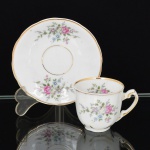 PORCELANA, uma (1) xícara de café, ornamentação floral policromada, arremates a ouro, marca  RIO BRANCO (Fábrica de porcelanas que estima-se o seu funcionamento entre 1947 e 1967 no Rio de Janeiro, de início como Companhia Brasileira de Vidros e posteriormente como Porcelana Rio Branco S/A; do ano de 1959 a 1965 a fabrica adotou um sistema de datação do mês e ano de fabricação, exemplos: 10.9 outubro/1959; 5.1 maio/1961, até o momento só existem peças com datação conhecida até o ano de 1965), datada de Outubro de 1960 (10.0), ideal para coleção de cristaleira, vide foto.