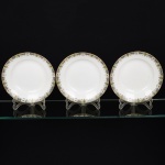PORCELANA FRANCESA, três (3) pratos fundos, borda ornada com barrado em policromia representando borboletas e flores, marca LIMOGES - U. C. (Union Ceramic)  FRANCE, ANDRIEUX & Co., arremates a ouro, medindo 23 cm diâmetro, um prato com bicado na borda, vide foto.