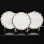 PORCELANA FRANCESA, três (3) pratos rasos, borda ornada com barrado em policromia representando borboletas e flores, marca LIMOGES - U. C. (Union Ceramic)  FRANCE, ANDRIEUX & Co., arremates a ouro, medindo 23 cm diâmetro, vide foto.