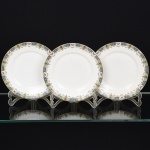 PORCELANA FRANCESA, três (3) pratos de sobremesa, borda ornada com barrado em policromia representando borboletas e flores, marca LIMOGES - U. C. (Union Ceramic)  FRANCE, ANDRIEUX & Co., arremates a ouro, medindo 20,5 cm diâmetro, vide foto.