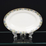 PORCELANA FRANCESA, uma (1) travessa oval, borda ornada com barrado em policromia representando borboletas e flores, marca LIMOGES - U. C. (Union Ceramic)  FRANCE, ANDRIEUX & Co., arremates a ouro, medindo 28 x 19 cm, vide foto.