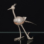 PRATA MEXICANA, uma (1) escultura representando pássaro, montada sobre pedra natural e polida no formato de ovo, monture contrastada 925 milésimos (sterling), medindo 17 cm altura, peso total aproximado 169 gr., peso estimado somente da prata 100 gr., vide foto.