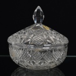 CRISTAL, uma (1) bomboniere grossa, incolor e translúcida, moldada em sulcos, geométricos e bico de jaca, selo da marca BOHEMIA, made in Czech Republic, medindo 15 cm altura, acondicionada na caixa original, vide foto.
