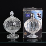 CRISTAL FRANCÊS, uma (1) compoteira de pé baixo, incolor e translúcida, moldada em sulcos e geométricos, modelo LONGCHAMP, acondicionada na caixa original da marca CRISTAL D ARQUES (francesa, criada em 1825 por Alexander des Lyons de Noircarm, como Verrerie des Sept Ecluses; em 1826 fez parceria com a Verrerie Carpentier-Mancel; em 1853 foi assumida porAllard e Ladey; em 1856 foi destruida por um incêndio; em 1863 foi reconstruida e assumida por Ladey et Blechet; em 1869 Alexander renunciou a todas as ações; em 1884 tornou-se Blechet et Collette; em 1886 tornou-se Blechet et Compagnie; em 1887 encerrou as atividades; em 1893 reabriu como Verrerie e Cristallerie D Arques SA; em 1897 foi vendida para Prudent Avot e Georges Durand tornou-se diretor; em 1900 tornou-se Avot Durand; em 1916 virou G. Durand et Cie.; atualmente Arc Holdings, com marcas registradas: LUMINARC; ARCOPAL; CRISTAL D ARQUES PARIS; ARCOROC e CHEF & SOMMELIER), medindo 21 cm altura, vide foto.