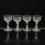 CRISTAL FRANCÊS, quatro (4) taças de pé alto para licor, incolores e translúcidas, manufatura da CRISTALERIE BACCARAT (fundada em 1765 pelo Bispo de Metz na região de Baccarat como Verrerie de Saint Anne; em 1815 foi vendida, junto com outras Verreries da região, para Gabriel D'Artigues e virou Voneche-Baccarat, passando a fabricar cristal de alta qualidade; em 1822 foi vendida e virou Compagnie des Cristalleries de Baccarat, mantendo o nome Voneche até 1843, atualmente é a Cristallerie mais importante da França), bojo com lapidação dedão, fuste em coluneta, base em bolacha, medindo 7,5 cm altura, vide foto.