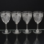 CRISTAL FRANCÊS, quatro (4) taças de pé alto para vinho tinto, incolores e translúcidas, manufatura da CRISTALERIE ROYALE DE SAINT LOUIS (fundada em 1586 no vale de Munzthal em Mosela como Verrerie Munzthal; encerrou as atividades em meados do século XVII devido a devastação causada na região pela Guerra dos 30 Anos; em 1767 através de Carta Patente concedida pelo Rei Louis XV, retornou as atividades e passou a se chamar Verrerie Royale de Saint Louis; em 1781 M. de Beaufort, descobre a composição do cristal, na época apenas a Inglaterra dominava a técnica do cristal de chumbo, assim a fabrica passou a se chamar Cristallerie Royale de Saint Louis; no século XIX foi a era de ouro da fábrica com várias introduções: em 1830 o cristal moldado; em 1834 criou o serviço Trianon; em 1837 introduziu a cor; em 1845 a filigrana, a opalina, o cristal duplo (overlay) e o triplo (double overlay); em 1867 a gravura acidada; em 1989 a Hèrmes comprou a participação acionária da fábrica), bojo com lapidação contínua em barrado grego e elementos vegetalistas, fuste cilíndrico, base em bolacha, medindo 14,5 cm altura, vide foto.