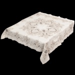 ILHA DA MADEIRA, cama e mesa, uma (1) toalha quadrangular, confeccionada em tecido de linho na tonalidade bege, com bordado floral em linha castanho, medindo aproximadamente 123 x 123 cm, vide foto.