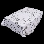 CAMA E MESA, uma (1) toalha redonda, confeccionada em tecido de linho na tonalidade branca, bordado floral vazado, medindo 180 cm diâmetro, possui manchas, vide foto.