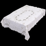ILHA DA MADEIRA, cama e mesa, uma (1) toalha retangular, confeccionada em tecido de linho na tonalidade branca, com bordado vegetalista vazado em linha castanho, medindo aproximadamente 172 x 124 cm, vide foto.