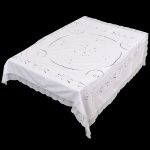 CAMA E MESA, uma (1) toalha retangular, confeccionada em tecido de algodão na tonalidade branca, borda rendada, bordado vegetalista vazado, pequenas manchas, medindo 150 x 150 cm, vide foto.