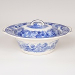 FAIANÇA INGLESA, uma (1) sopeira com tampa adaptada de uma terrina com tamanho um pouco menor, ornamentação dita FAZENDINHA, representando paisagem rural, borda com barrado floral, tonalidade azul sobre fundo branco, marca WOOD & SONS (fundada em 1865, funcionou na Potteries New Wharf em Trent e mais tarde na Pottery Stanley em Burlem, fechou em 2005), medindo 26,5 cm diâmetro mais prolongamento das alças, vide foto.