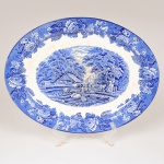 FAIANÇA INGLESA, uma (1) travessa oval com ornamentação dita FAZENDINHA, representando paisagem rural, borda com barrado floral, tonalidade azul sobre fundo branco, marca WOOD & SONS (fundada em 1865, funcionou na Potteries New Wharf em Trent e mais tarde na Pottery Stanley em Burlem, fechou em 2005), medindo 36,5 x 28 cm, vide foto.