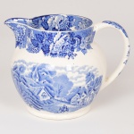 FAIANÇA INGLESA, uma (1) cremeira com ornamentação dita FAZENDINHA, representando paisagem rural, borda com barrado floral, tonalidade azul sobre fundo branco, marca WOOD & SONS (fundada em 1865, funcionou na Potteries New Wharf em Trent e mais tarde na Pottery Stanley em Burlem, fechou em 2005), alça quebrada e colada, medindo 11,5 cm altura, vide foto.