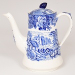 FAIANÇA INGLESA, um (1) bule com ornamentação dita FAZENDINHA, representando paisagem rural, borda com barrado floral, tonalidade azul sobre fundo branco, marca WOOD & SONS (fundada em 1865, funcionou na Potteries New Wharf em Trent e mais tarde na Pottery Stanley em Burlem, fechou em 2005), medindo 19 cm altura, vide foto.