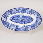 FAIANÇA INGLESA, um (1) covilhete oval com ornamentação dita FAZENDINHA, representando paisagem rural, borda com barrado floral, tonalidade azul sobre fundo branco, marca WOOD & SONS (fundada em 1865, funcionou na Potteries New Wharf em Trent e mais tarde na Pottery Stanley em Burlem, fechou em 2005), medindo 21,5 x 12,5 cm, vide foto.