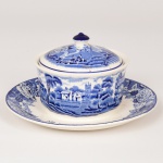 FAIANÇA INGLESA, uma (1) manteigueira com presentoir acoplado, ornamentação dita FAZENDINHA, representando paisagem rural, borda com barrado floral, tonalidade azul sobre fundo branco, marca WOOD & SONS (fundada em 1865, funcionou na Potteries New Wharf em Trent e mais tarde na Pottery Stanley em Burlem, fechou em 2005), medindo 17 cm diâmetro, vide foto.