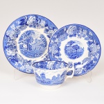 FAIANÇA INGLESA, um (1) trio de chá (xícara, pires e prato de bolo), ornamentação dita FAZENDINHA, representando paisagem rural, borda com barrado floral, tonalidade azul sobre fundo branco, marca WOOD & SONS (fundada em 1865, funcionou na Potteries New Wharf em Trent e mais tarde na Pottery Stanley em Burlem, fechou em 2005), maior peça 17 cm diâmetro, ideal para coleção de cristaleira, vide foto.