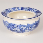 FAIANÇA INGLESA, um (1) açucareiro sem a tampa com ornamentação dita FAZENDINHA, representando paisagem rural, borda com barrado floral, tonalidade azul sobre fundo branco, marca WOOD & SONS (fundada em 1865, funcionou na Potteries New Wharf em Trent e mais tarde na Pottery Stanley em Burlem, fechou em 2005), medindo 12 cm diâmetro mais prolongamento da borda e 7 cm altura, vide foto.