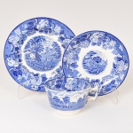 FAIANÇA INGLESA, um (1) trio de chá (xícara, pires e prato de bolo), ornamentação dita FAZENDINHA, representando paisagem rural, borda com barrado floral, tonalidade azul sobre fundo branco, marca WOOD & SONS (fundada em 1865, funcionou na Potteries New Wharf em Trent e mais tarde na Pottery Stanley em Burlem, fechou em 2005), maior peça 17 cm diâmetro, ideal para coleção de cristaleira, vide foto.