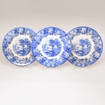 FAIANÇA INGLESA, três (3) pratos rasos, ornamentação dita FAZENDINHA, representando paisagem rural, borda com barrado floral, tonalidade azul sobre fundo branco, marca WOOD & SONS (fundada em 1865, funcionou na Potteries New Wharf em Trent e mais tarde na Pottery Stanley em Burlem, fechou em 2005), medindo 23 cm diâmetro, vide foto.