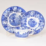 FAIANÇA INGLESA, um (1) trio de chá (xícara, pires e prato de bolo), ornamentação dita FAZENDINHA, representando paisagem rural, borda com barrado floral, tonalidade azul sobre fundo branco, marca WOOD & SONS (fundada em 1865, funcionou na Potteries New Wharf em Trent e mais tarde na Pottery Stanley em Burlem, fechou em 2005), maior peça 17 cm diâmetro, ideal para coleção de cristaleira, vide foto.