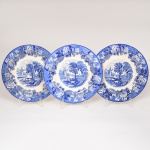 FAIANÇA INGLESA, três (3) pratos rasos, ornamentação dita FAZENDINHA, representando paisagem rural, borda com barrado floral, tonalidade azul sobre fundo branco, marca WOOD & SONS (fundada em 1865, funcionou na Potteries New Wharf em Trent e mais tarde na Pottery Stanley em Burlem, fechou em 2005), um deles com bicado, medindo 23 cm diâmetro, vide foto.