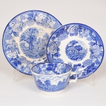 FAIANÇA INGLESA, um (1) trio de chá (xícara, pires e prato de bolo), ornamentação dita FAZENDINHA, representando paisagem rural, borda com barrado floral, tonalidade azul sobre fundo branco, marca WOOD & SONS (fundada em 1865, funcionou na Potteries New Wharf em Trent e mais tarde na Pottery Stanley em Burlem, fechou em 2005), maior peça 17 cm diâmetro, ideal para coleção de cristaleira, vide foto.