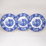 FAIANÇA INGLESA, três (3) pratos rasos, ornamentação dita FAZENDINHA, representando paisagem rural, borda com barrado floral, tonalidade azul sobre fundo branco, marca WOOD & SONS (fundada em 1865, funcionou na Potteries New Wharf em Trent e mais tarde na Pottery Stanley em Burlem, fechou em 2005), medindo 23 cm diâmetro, vide foto.