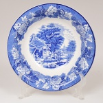 FAIANÇA INGLESA, uma (1) saladeira tipo bowl com ornamentação dita FAZENDINHA, representando paisagem rural, borda com barrado floral, tonalidade azul sobre fundo branco, marca WOOD & SONS (fundada em 1865, funcionou na Potteries New Wharf em Trent e mais tarde na Pottery Stanley em Burlem, fechou em 2005), medindo 23 cm diâmetro e 6,5 cm altura, vide foto.