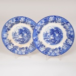 FAIANÇA INGLESA, par (2) pratos fundos, ornamentação dita FAZENDINHA, representando paisagem rural, borda com barrado floral, tonalidade azul sobre fundo branco, marca WOOD & SONS (fundada em 1865, funcionou na Potteries New Wharf em Trent e mais tarde na Pottery Stanley em Burlem, fechou em 2005), um deles craquejado e com manchas, medindo 23 cm diâmetro, vide foto.