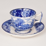 FAIANÇA INGLESA, uma (1) xícara de café, ornamentação dita FAZENDINHA, representando paisagem rural, borda com barrado floral, tonalidade azul sobre fundo branco, marca WOOD & SONS (fundada em 1865, funcionou na Potteries New Wharf em Trent e mais tarde na Pottery Stanley em Burlem, fechou em 2005), ideal para coleção de cristaleira, vide foto.