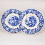 FAIANÇA INGLESA, par (2) pratos fundos, ornamentação dita FAZENDINHA, representando paisagem rural, borda com barrado floral, tonalidade azul sobre fundo branco, marca WOOD & SONS (fundada em 1865, funcionou na Potteries New Wharf em Trent e mais tarde na Pottery Stanley em Burlem, fechou em 2005), um deles craquejado e com manchas, medindo 23 cm diâmetro, vide foto.