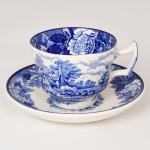 FAIANÇA INGLESA, uma (1) xícara de café, ornamentação dita FAZENDINHA, representando paisagem rural, borda com barrado floral, tonalidade azul sobre fundo branco, marca WOOD & SONS (fundada em 1865, funcionou na Potteries New Wharf em Trent e mais tarde na Pottery Stanley em Burlem, fechou em 2005), ideal para coleção de cristaleira, vide foto.