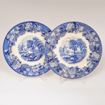 FAIANÇA INGLESA, par (2) pratos rasos, ornamentação dita FAZENDINHA, representando paisagem rural, borda com barrado floral, tonalidade azul sobre fundo branco, marca WOOD & SONS (fundada em 1865, funcionou na Potteries New Wharf em Trent e mais tarde na Pottery Stanley em Burlem, fechou em 2005), medindo 23 cm diâmetro, vide foto.
