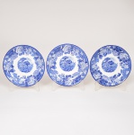 FAIANÇA INGLESA, três (3) pires de chá descasados sem as xícaras, ornamentação dita FAZENDINHA, representando paisagem rural, borda com barrado floral, tonalidade azul sobre fundo branco, marca WOOD & SONS (fundada em 1865, funcionou na Potteries New Wharf em Trent e mais tarde na Pottery Stanley em Burlem, fechou em 2005), medindo 14,5 cm diâmetro, vide foto.