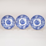 FAIANÇA INGLESA, três (3) pires de chá descasados sem as xícaras, ornamentação dita FAZENDINHA, representando paisagem rural, borda com barrado floral, tonalidade azul sobre fundo branco, marca WOOD & SONS (fundada em 1865, funcionou na Potteries New Wharf em Trent e mais tarde na Pottery Stanley em Burlem, fechou em 2005), medindo 14,5 cm diâmetro, vide foto.