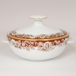 PORCELANA, uma (1) sopeira com tampa, ornada com faixa marrom e barrado vegetalista, arremates com frisos a ouro, modelo MON CHERI, marca RENNER (Porto Alegre, RS, fundada em 1942; em 1998 foi vendida para a Vista Alegre de Portugal; em 1999 mudou a razão social para Vista Alegre do Brasil), medindo 22,5 cm diâmetro mais as alças e 14 cm altura, vide foto.