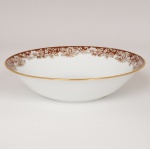 PORCELANA, uma (1) saladeira tipo bowl, ornada com faixa marrom e barrado vegetalista, arremates com frisos a ouro, modelo MON CHERI, marca RENNER (Porto Alegre, RS, fundada em 1942; em 1998 foi vendida para a Vista Alegre de Portugal; em 1999 mudou a razão social para Vista Alegre do Brasil), medindo 23,5 cm diâmetro e 6 cm altura, vide foto.