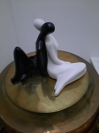 EBONY & IVORY, casal em porcelana recostado em atitude amorosa, 15 cm alt x 22 comp