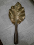 Recolhedor de migalhas em bronze com cabo de madeira, 40 x 16 cm