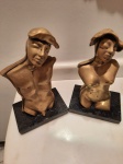 Esculturas de casal em bronze em bases de granito. Não assinadas